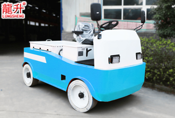 座駕式重型電動牽引車實(shí)物圖二