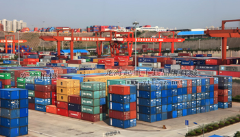 集裝箱舉升機(jī)使用場(chǎng)景圖一集裝箱堆場(chǎng) 集裝箱舉升機(jī)使用場(chǎng)景圖一集裝箱堆場(chǎng)